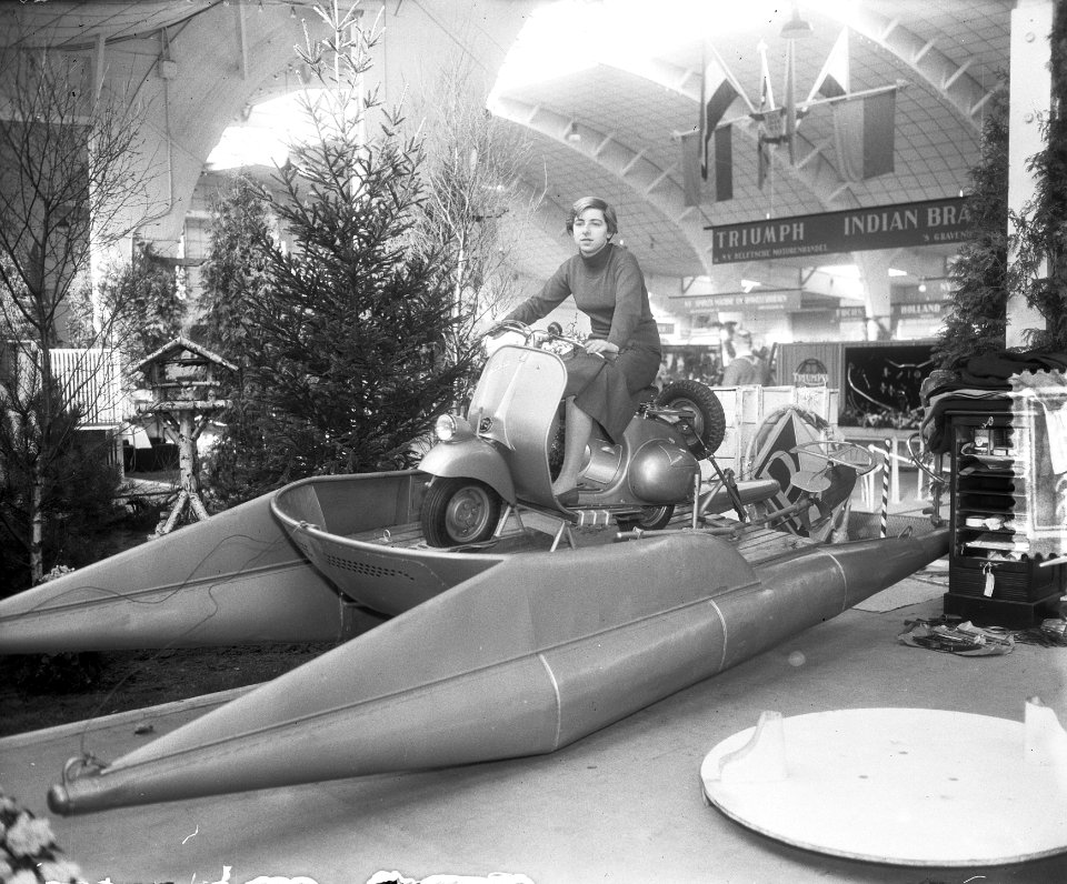 Rijwieltentoonstelling RAI Amsterdam. Vespa Scooter op bootje gebouwd, Bestanddeelnr 905-5734
