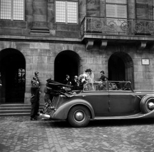 Rijtoer van koningin Wilhelmina door Amsterdam. De koningin voor het Paleis op , Bestanddeelnr 900-4569