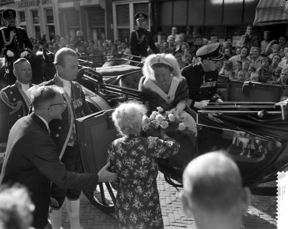Rijtoer door Den Haag , aanbieden van bloemen, Bestanddeelnr 910-6750