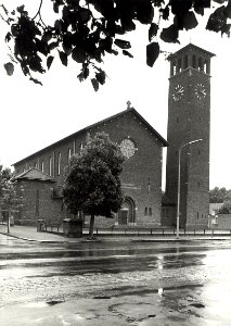 Rijksstraatweg, westzijde, tussen de Diezestraat en de Eemstraat, ziende naar het westen. Aangekocht in 1979 van United Photos de Boer bv. - Negatiefnummer 18230 k 20. - Gepubliceerd in het , NL-HlmNHA 54010056