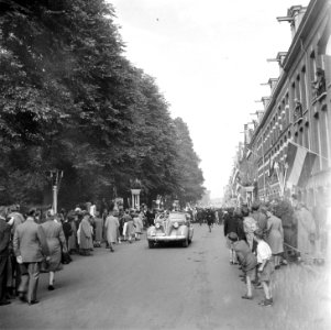 Rijtoer van koningin Wilhelmina. Publiek stroomt toe als de wagen blijkbaar is , Bestanddeelnr 900-4573