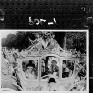 Rijtoer met het koninklijk gezin in de gouden koets door Amsterdam, Bestanddeelnr 255-7001