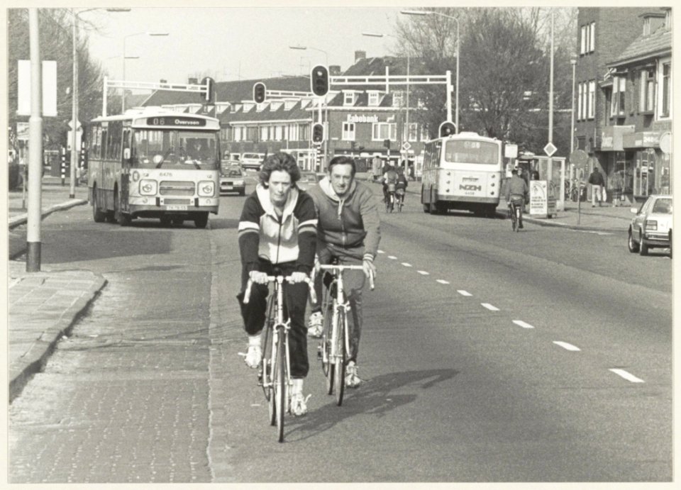Rijksstraatweg, bij de Minahassastraat, ziende naar de Jan Gijzenbrug en naar het noorden. NL-HlmNHA 54014425