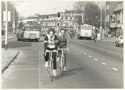 Rijksstraatweg, bij de Minahassastraat, ziende naar de Jan Gijzenbrug en naar het noorden. NL-HlmNHA 54014425