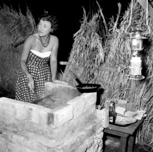 Rietje Roelofs aan het barbecuen bij een hut, Bestanddeelnr 252-3081