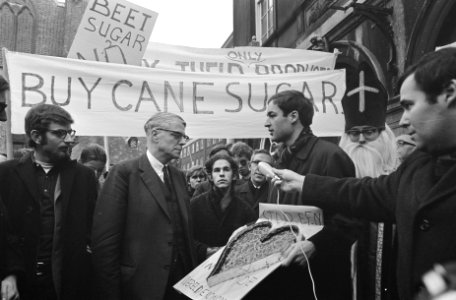 Rietsuikeractie 1968 de demonstranten op het Binnenhof minister de Block ontvang, Bestanddeelnr 921-9097