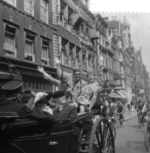 Rijtoer van P Bell door Amsterdam, vertrek van het Centraal Station , Pietje Be, Bestanddeelnr 911-4779