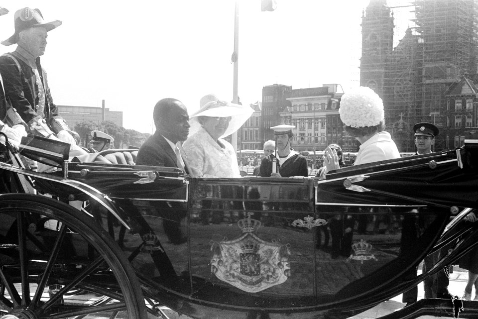 Rijtoer van Centraal Station naar het Paleis op de Dam calèche met prinses Beat, Bestanddeelnr 923-5650