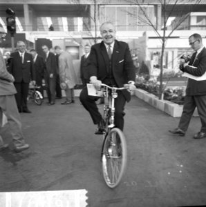 Rijwieltentoonstelling in de RAI door mr Van Thiel geopend, mr Van Thiel tijde, Bestanddeelnr 916-1077