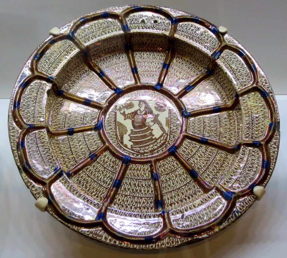 Ribbed dish from Valencia, painted in luster, Doris Duke Foundation for Islamic Art 48.114
