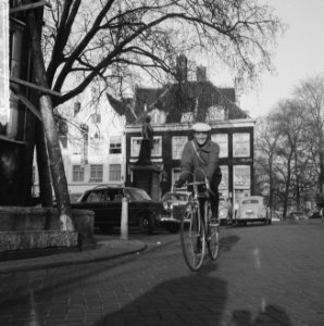 Rika Jansen op de racefiets, Rika Jansen op de fiets bij Thorbeckeplein, Bestanddeelnr 917-6026