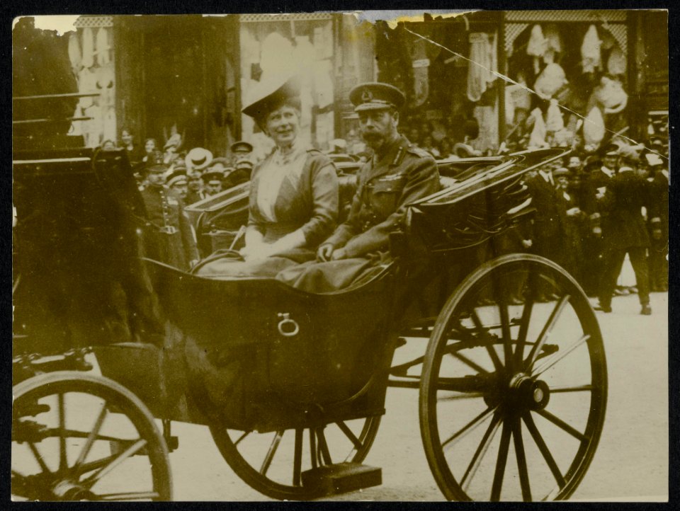 Rijtoer van het Britse koninklijk paar in Londen., Bestanddeelnr 158-0297