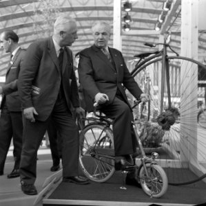Rijwieltentoonstelling in de RAI Mr. van Thiel probeert driekwart fiets naast he, Bestanddeelnr 916-1081