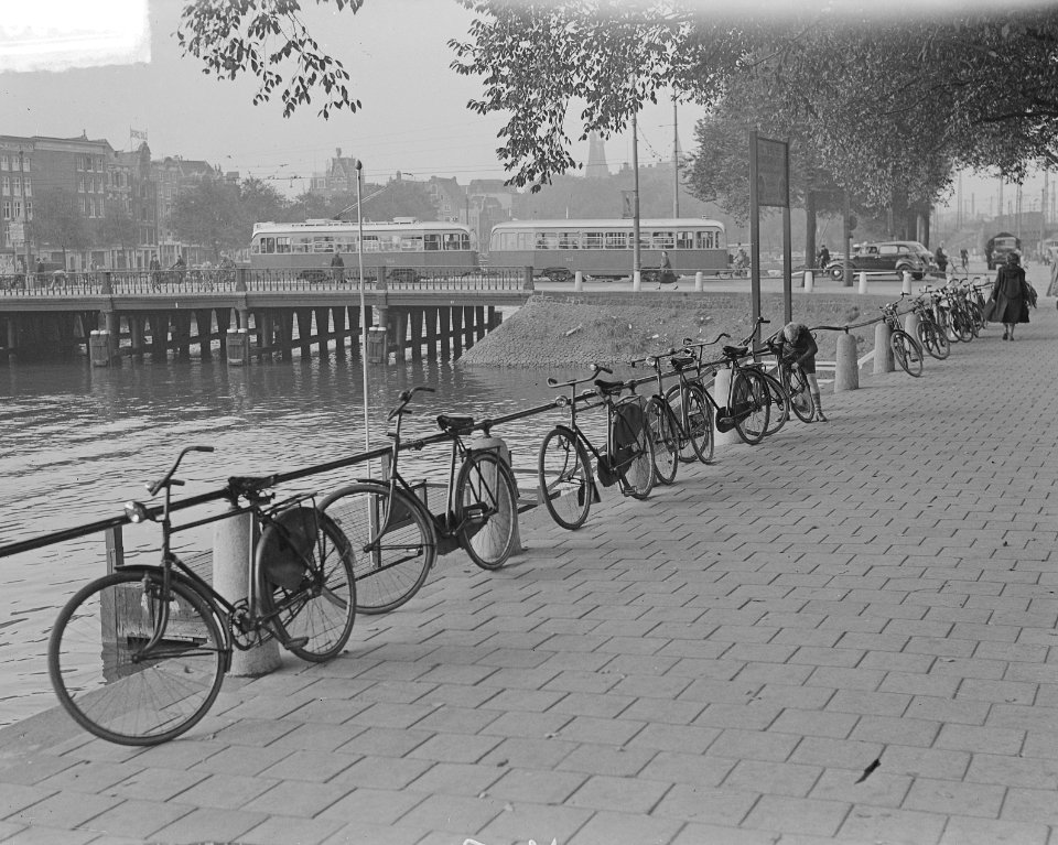 Rijwielen langse de weg centraal station, Bestanddeelnr 903-6393