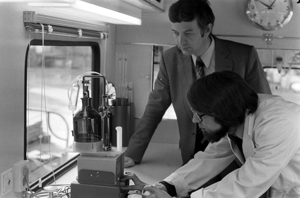 Rijdend drinkwater laboratorium, v.l.n.r. Wethouder Van der Eijden en analist R., Bestanddeelnr 926-2687