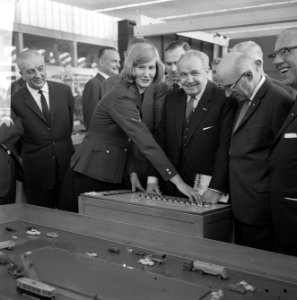 Rijwieltentoonstelling in de RAI door mr Van Thiel geopend,, Bestanddeelnr 916-1078