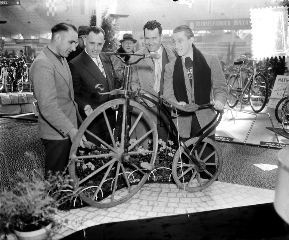 Rijwieltentoonstelling RAI Amsterdam. Velocipède. Van Est , Slesker (directeur v, Bestanddeelnr 905-5730