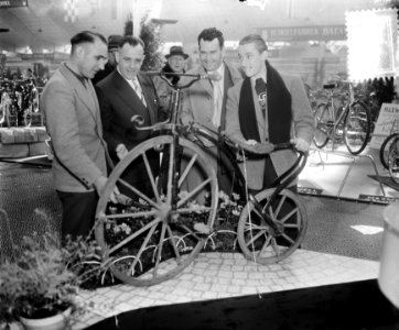 Rijwieltentoonstelling RAI Amsterdam. Velocipède. Van Est , Slesker (directeur v, Bestanddeelnr 905-5730