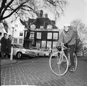 Rika Jansen op de racefiets, Rika Jansen op de fiets bij Thorbeckeplein, Bestanddeelnr 917-6023