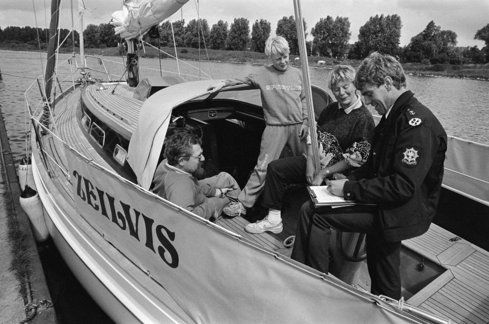 Rijkspolitie te water houdt actie om veiligheid aan boord van pleziersvaartuigen, Bestanddeelnr 934-0483