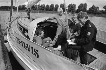Rijkspolitie te water houdt actie om veiligheid aan boord van pleziersvaartuigen, Bestanddeelnr 934-0483