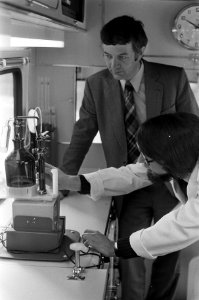 Rijdend drinkwater laboratorium, Wethouder Van der Eijden, Bestanddeelnr 926-2688