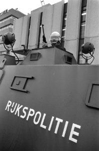 Rijkspolitieman met geweer op gevechtswagen, Bestanddeelnr 926-9258