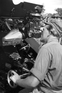 Richter van luchtafweer of kanon kijkt door vizier, Bestanddeelnr 4419