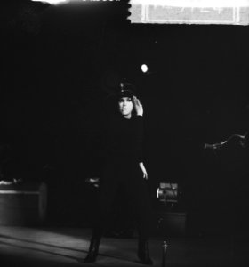 Rika Jansen in haar One Woman Show , in de scene waarin zij een oude Weense ko, Bestanddeelnr 914-9724