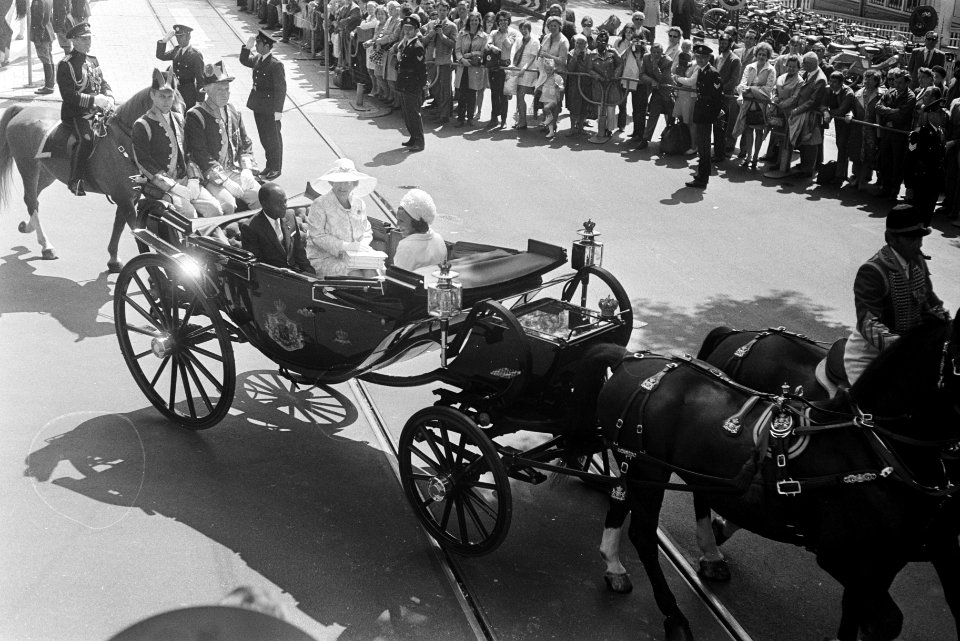 Rijtoer van Centraal Station naar het Paleis op de Dam cèleche met koningin Jul, Bestanddeelnr 923-5647