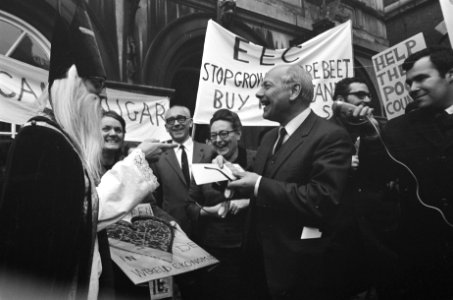Rietsuikeractie 1968 de demonstranten op het Binnenhof Den Uyl krijgt zakje met , Bestanddeelnr 921-9099