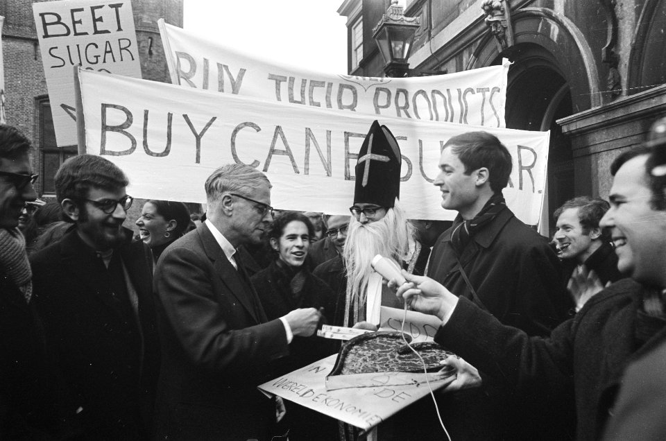 Rietsuikeractie 1968 de demonstranten op het Binnenhof minister de Block ontvang, Bestanddeelnr 921-9096