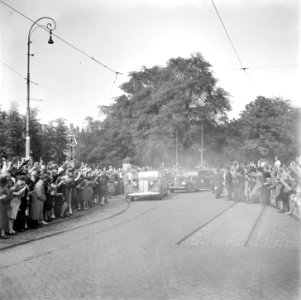 Rijtoer van koningin Wilhelmina door Amsterdam. De koningin is even uitgestapt , Bestanddeelnr 900-4568