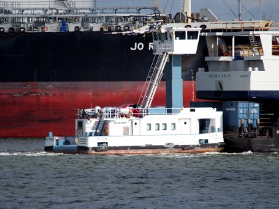 Riga - IMO 9688506 - ENI 02723495 with RoRoPonton5 and part of Emerald Belle, Port of Antwerp pic1