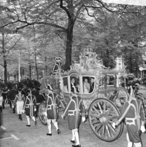 Rijtoer Koninklijke Familie van Ridderzaal naar Korte Voorhout Gouden Koets, Bestanddeelnr 923-8449