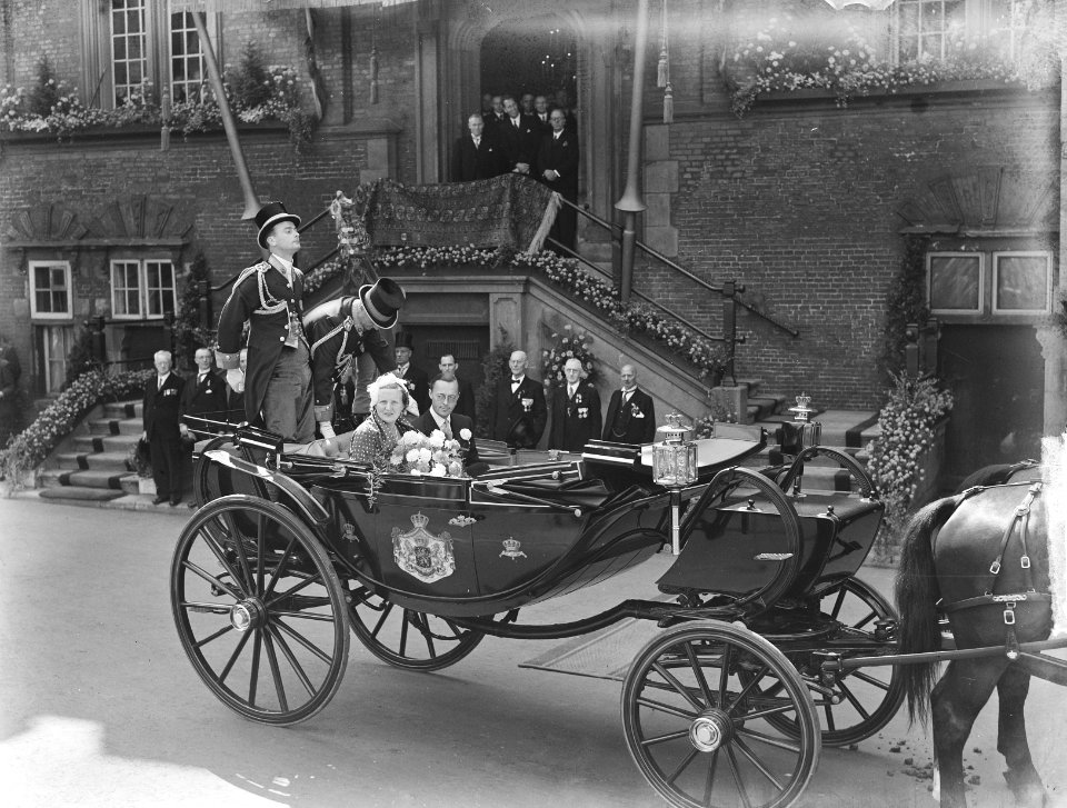 Rijtoer met het koninklijk paar in de koets voor het stadhuis, Bestanddeelnr 903-4999