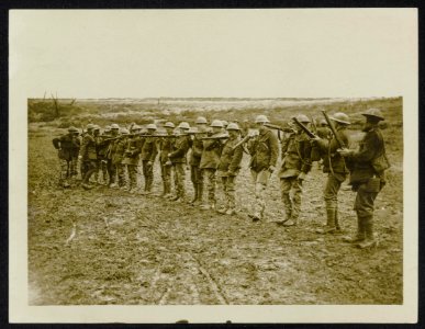 Rifle inspection after being relieved from the front line, Bestanddeelnr 158-0994