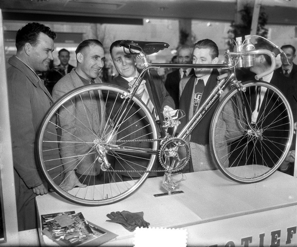 Rijwieltentoonstelling RAI Amsterdam. Racefiets wordt bekeken door Van Est , Sle, Bestanddeelnr 905-5732