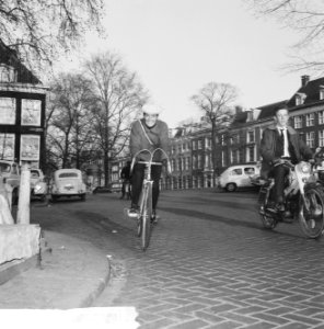 Rika Jansen op de racefiets, Rika Jansen op de fiets bij Thorbeckeplein, Bestanddeelnr 917-6027
