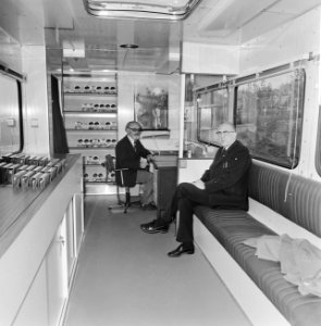 Rijdend arbeidsbureau in Tiel interieur mobiel arbeidsbureau, Bestanddeelnr 928-2362