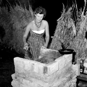 Rietje Roelofs aan het barbecuen bij een hut, Bestanddeelnr 252-3080