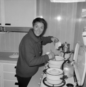 Rika Jansen thuis aan het koken, Bestanddeelnr 917-6028