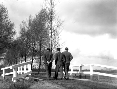 Rijkswerkinrichting Kamp Bergveen (te Veenhuizen) wandelen na werktijd, Bestanddeelnr 903-3510