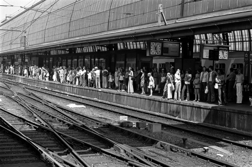 Rij wachtenden op een perron van het Centraal Station voor de trein richting Zan, Bestanddeelnr 928-0826