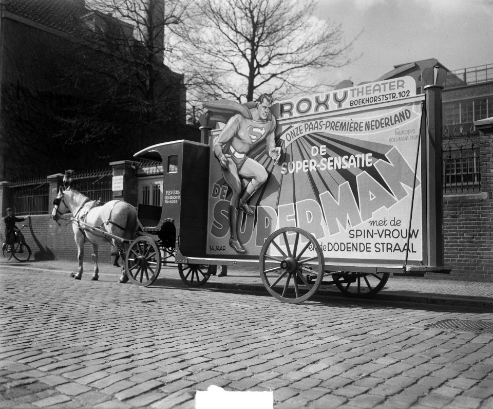 Rijdende reclame met paard en wagen voor de film De Superman in het Roxy theat, Bestanddeelnr 903-9116