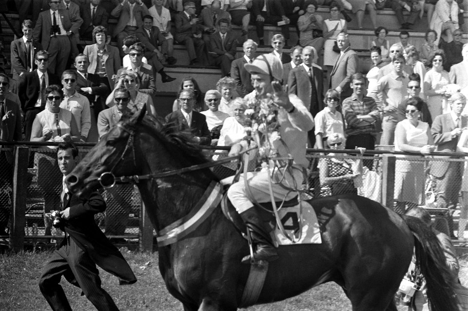 Rijder v.d. Kraats met bloemen op Joep, Bestanddeelnr 922-6225