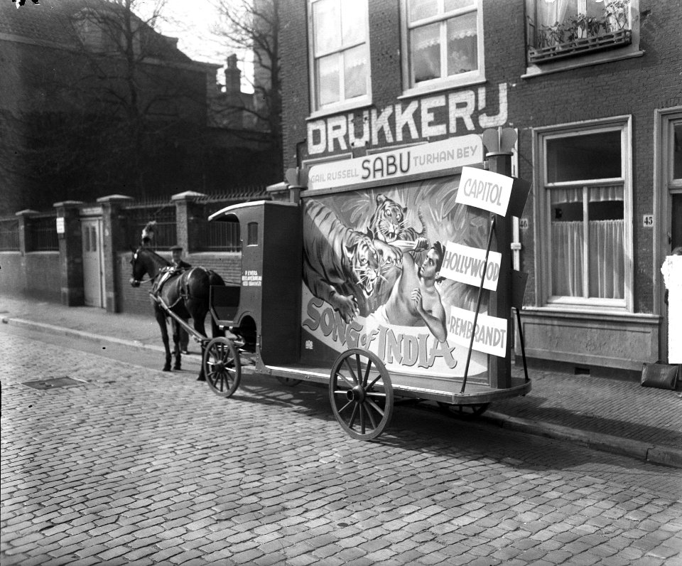 Rijdende reclame met paard en wagen voor de film Song of India, Bestanddeelnr 903-9112