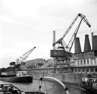 Rijnaak voor de Bonner Zement fabriek bij Oberkassel, Bestanddeelnr 254-1061