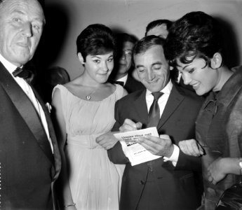 Rika Zarai vraagt een handtekening aan Charles Aznavour, Bestanddeelnr 912-9921