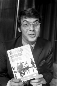 Richard Z. Chesnoff , correspondent van Newsweek in Parijs met boek If Israel l, Bestanddeelnr 922-8857